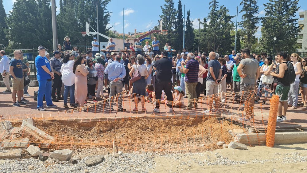 Με τα σώματά τους απέναντι στη μπουλντόζα για να προστατέψουν το στίβο (Pics) runbeat.gr